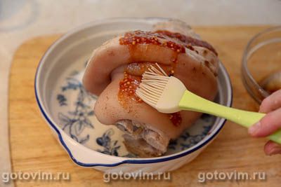 Рулька в глазури из меда с соевым соусом, запеченная в духовке Рулька в глазури из меда с соевым соусом, запеченная в духовке