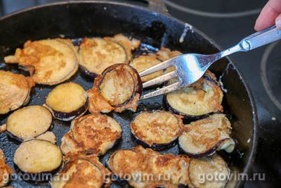 Жареные баклажаны с яйцом и мукой