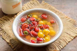 Компот из алычи и клубники на зиму Компот из алычи и клубники на зиму