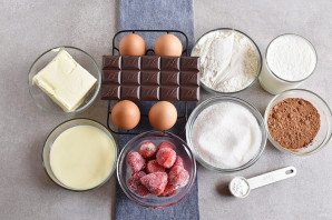 Клубничный торт с шоколадным кремом и глазурью