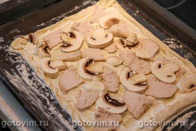 Пицца из готового слоеного теста с курицей, грибами и сыром 