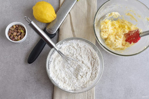 Лимонные колечки с фисташками