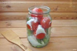 Огурцы с помидорами на зиму без стерилизации