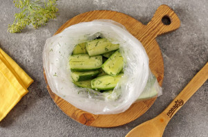 Маринованные огурцы в пакете с уксусом Маринованные огурцы в пакете с уксусом