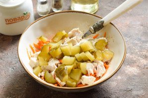 Салат с корейской морковью и маринованными огурцами Салат с корейской морковью и маринованными огурцами