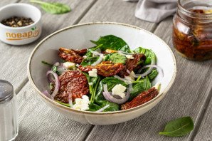 Салат с вялеными томатами Салат с вялеными томатами