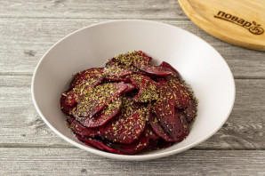 Свекольные чипсы в сушилке Свекольные чипсы в сушилке