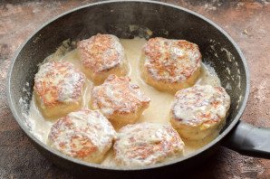 Куриные котлеты с кабачком в сливочном соусе Куриные котлеты с кабачком в сливочном соусе