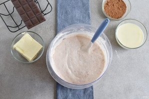 Клубничный торт с шоколадным кремом и глазурью