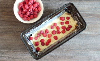 Творожный кекс с малиной