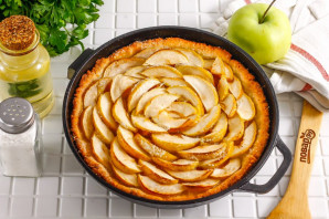 Песочный пирог с вареньем и яблоками