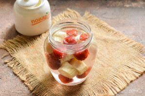 Компот из клубники с бананом на зиму