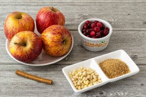 Печеные яблоки с клюквой