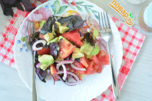 Салат с авокадо и базиликом Салат с авокадо и базиликом