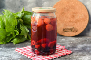 Компот из клубники, малины и смородины на зиму Компот из клубники, малины и смородины на зиму