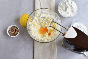 Лимонные колечки с фисташками