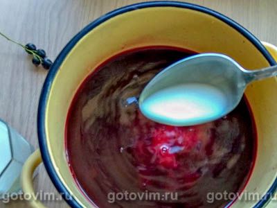 Густой кисель из чёрной смородины с гвоздикой и корицей