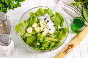 Маринованные листья салата с чесноком и уксусом Маринованные листья салата с чесноком и уксусом