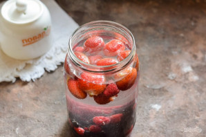 Компот из клубники, малины и смородины на зиму Компот из клубники, малины и смородины на зиму