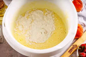 Пирог с клубникой и персиками Пирог с клубникой и персиками