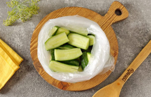 Маринованные огурцы в пакете с уксусом Маринованные огурцы в пакете с уксусом