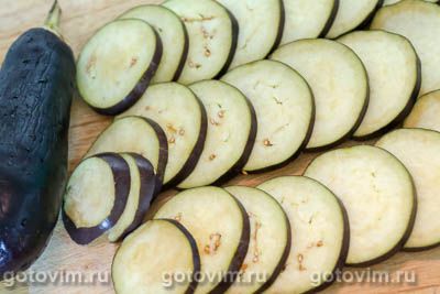 Грузинская закуска «дольки» из жареных баклажанов с орехами Грузинская закуска «дольки» из жареных баклажанов с орехами