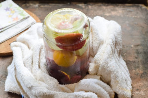 Компот из абрикосов, сливы и яблок на зиму Компот из абрикосов, сливы и яблок на зиму