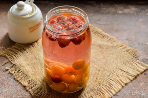 Компот из алычи и клубники на зиму Компот из алычи и клубники на зиму