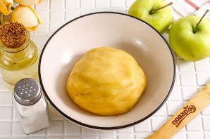 Песочный пирог с вареньем и яблоками