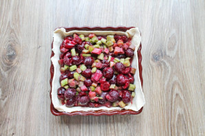 Пирог с ревенем и вишней Пирог с ревенем и вишней