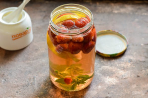 Компот из клубники "Мохито" на зиму Компот из клубники "Мохито" на зиму