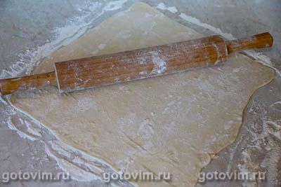 Пицца из готового слоеного теста с курицей, грибами и сыром 