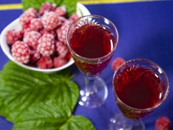 Настойка из малины на водке в домашних условиях — простой рецепт из свежих ягод
Настойка из малины на водке в домашних условиях — простой рецепт из свежих ягод