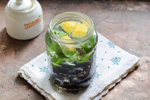 Компот из смородины с мятой и лимоном на зиму