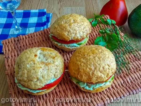 Булочки с творогом, зеленью и овощами для завтрака