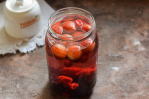 Компот из клубники, малины и смородины на зиму Компот из клубники, малины и смородины на зиму