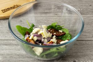 Салат с вялеными томатами Салат с вялеными томатами