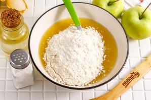 Песочный пирог с вареньем и яблоками