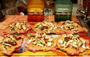 Рулетики из свинины, запеченные в духовке Рулетики из свинины, запеченные в духовке