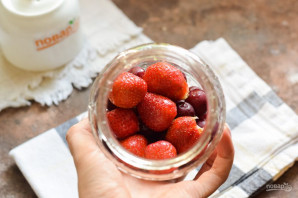 Компот из вишни и клубники на зиму Компот из вишни и клубники на зиму