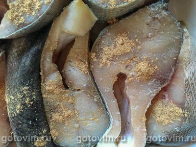 Стейки судака в духовке, маринованные в белом вине и с лемонграссом и куркумой Стейки судака в духовке, маринованные в белом вине и с лемонграссом и куркумой