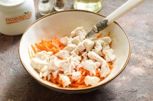 Салат с корейской морковью и маринованными огурцами Салат с корейской морковью и маринованными огурцами