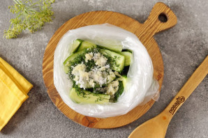 Маринованные огурцы в пакете с уксусом Маринованные огурцы в пакете с уксусом
