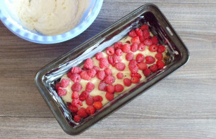 Творожный кекс с малиной