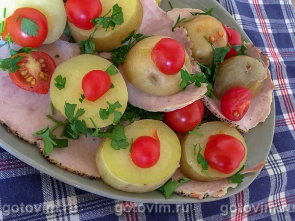 Закуска из буженины, молодого картофеля и черри Закуска из буженины, молодого картофеля и черри