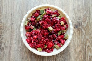 Пирог с ревенем и малиной Пирог с ревенем и малиной