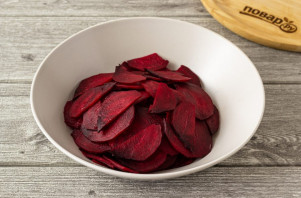 Свекольные чипсы в сушилке Свекольные чипсы в сушилке