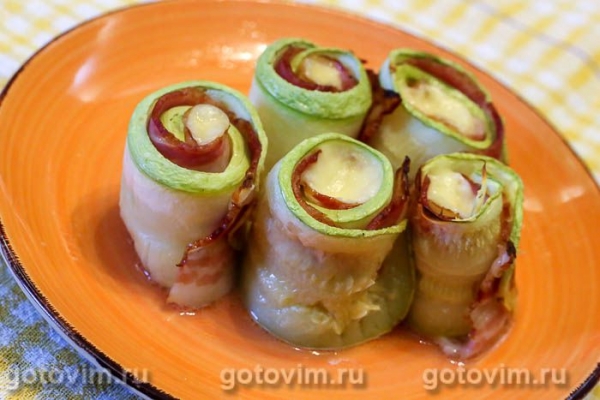 Рулетики из кабачков с беконом и сыром, запеченные в формочках для кексов Рулетики из кабачков с беконом и сыром, запеченные в формочках для кексов