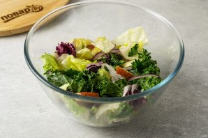 Салат из авокадо с грушей и сыром