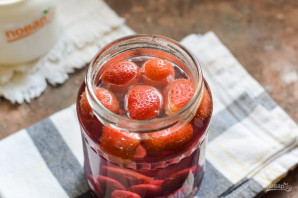 Компот из вишни и клубники на зиму Компот из вишни и клубники на зиму